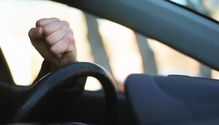 скандал на пътя - БЕЗОБРАЗИЕ! Намушкаха мъж заради паркомясто