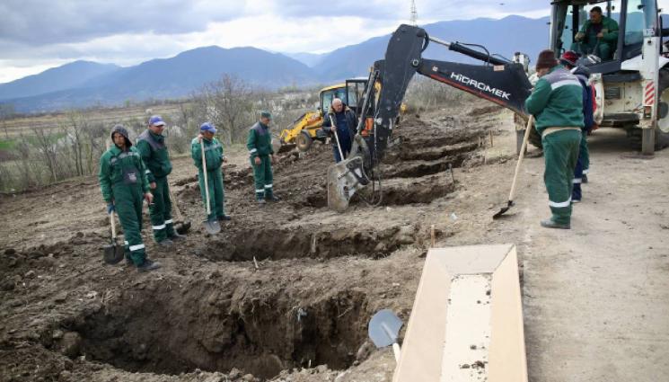Кочани - МАРОДЕРИ: Оскверниха гроба на жертва от пожара в Кочани!