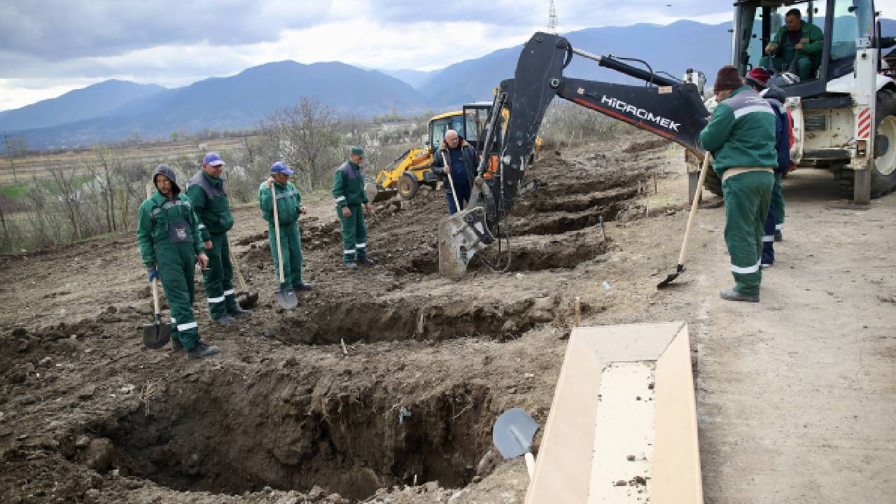  Багер копаеше гробовете за децата. 