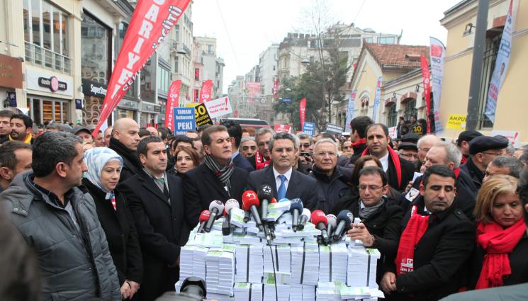 Истанбул - ПРОТЕСТИТЕ В ИСТАНБУЛ: Над 40 задържани заради обиди към Ердоган!