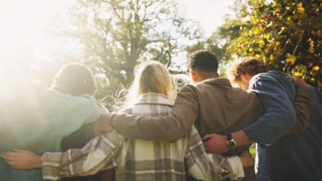 щастливи хора приятели прегръдка