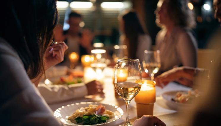 семейна вечеря приятели - СПОРЕД УЧЕНИ: Споделените хранения водят до по-добро благосъстояние