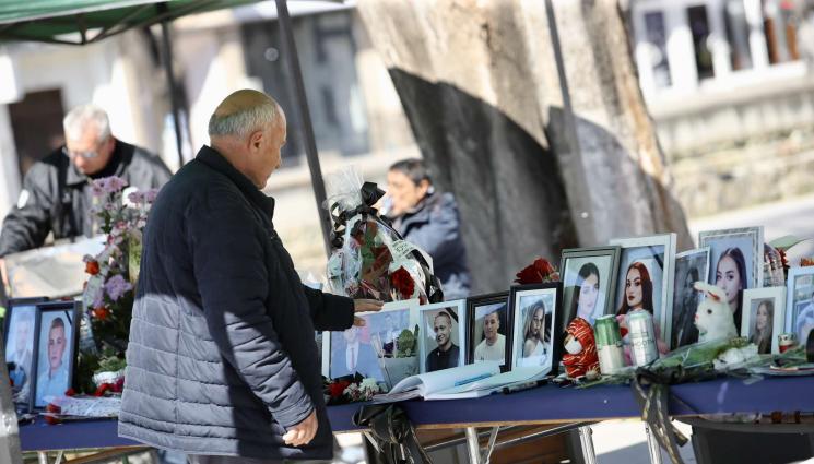 Кочани - ЗАКЪСНЯЛА РЕАКЦИЯ! Родители на жертви на пожара в Кочани излязоха на протест