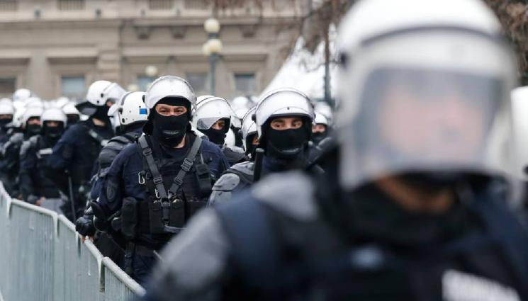 полиция Сърбия - Използва ли Сърбия звуково оръдие срещу протестиращите в Белград (ВИДЕО)