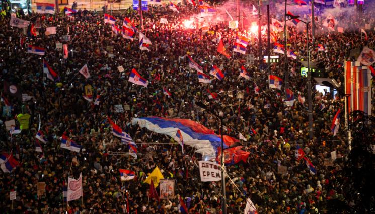 протест Сърбия Белград - КЪРВАВИ ПРОТЕСТИ: 42 полицаи паднаха ранени в Сърбия