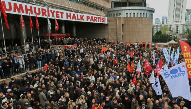 Турция - ПРОТЕСТИ В ИСТАНБУЛ: Безредици и сблъсъци след ареста на кмета!