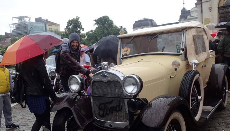 ретро кола - Заради ЗОНАТА ЗА НИСКИ ЕМИСИИ - 100 ретро бижута аут от центъра на София!