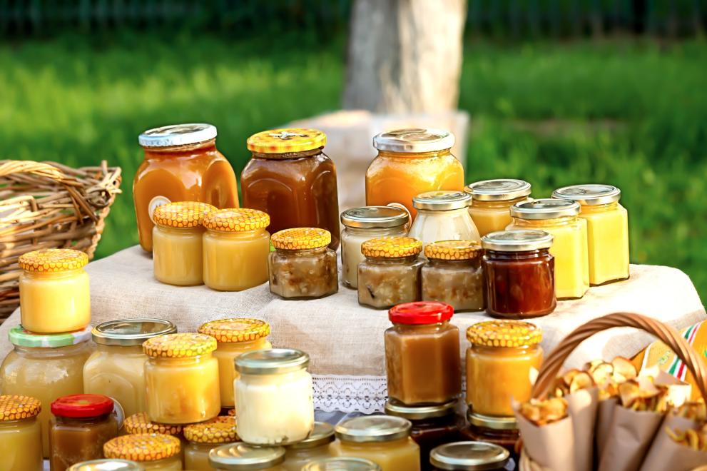 Пчелното млечице е естествен продукт, секретиран от младите пчели, който