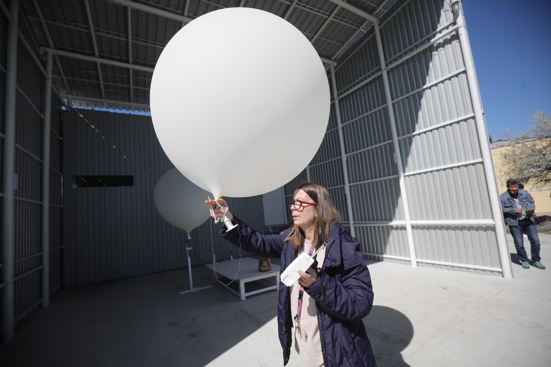 <p>Ден на отворените врати ще се състои днес в Националния институт по метеорология и хидрология - от 10.00 до 16.00 часа. Посетителите ще могат да научат как се измерват температурите, атмосферното налягане, влажността на въздуха и посоката на вятъра, как се изготвят прогнозите за времето и хидропрогнозите.</p>