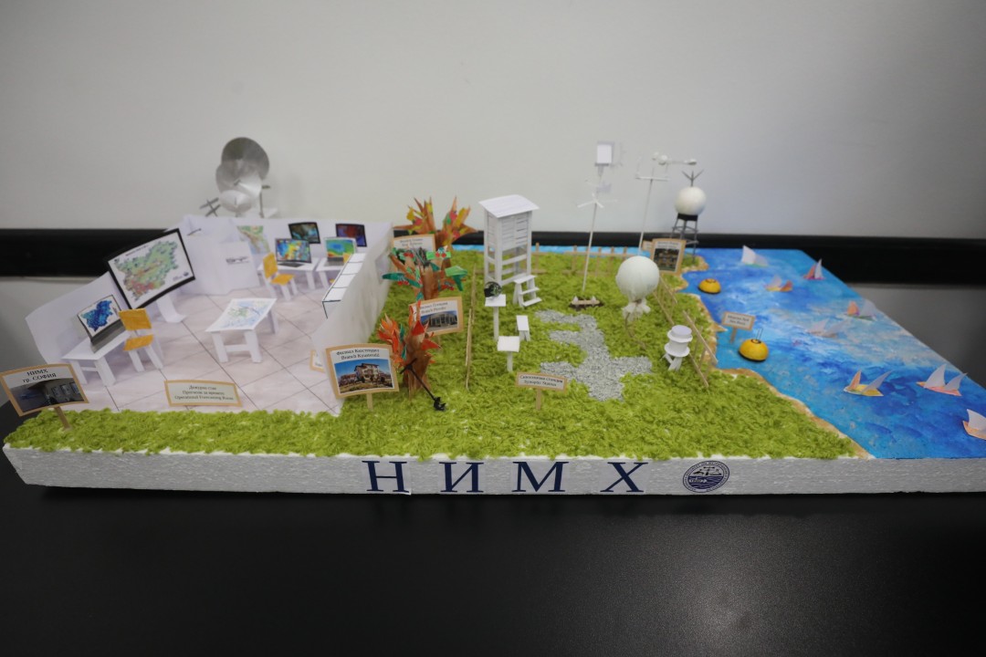 <p>Ден на отворените врати ще се състои днес в Националния институт по метеорология и хидрология - от 10.00 до 16.00 часа. Посетителите ще могат да научат как се измерват температурите, атмосферното налягане, влажността на въздуха и посоката на вятъра, как се изготвят прогнозите за времето и хидропрогнозите.</p>