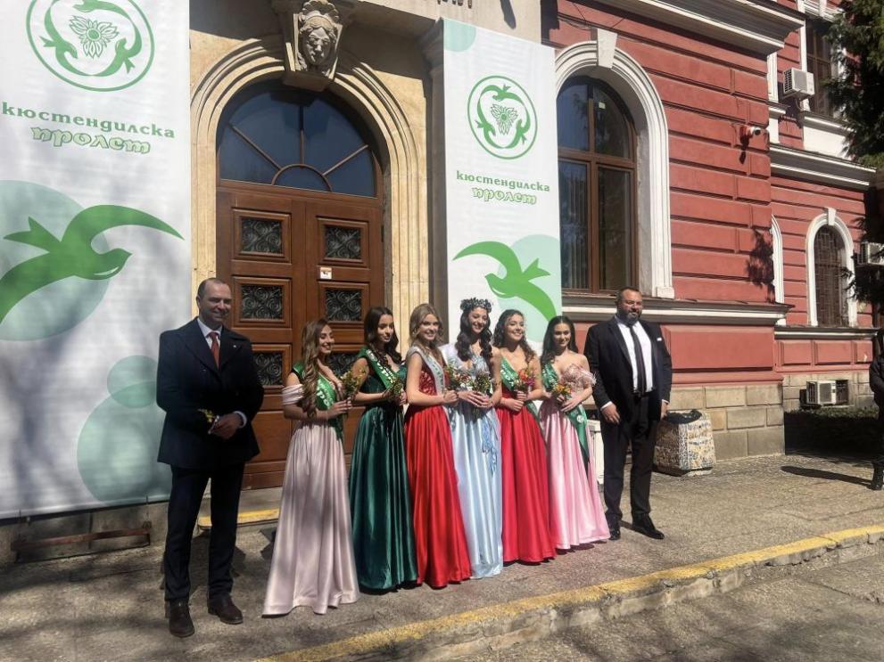 Стотици жители и гости на Кюстендил се поздравиха с първа