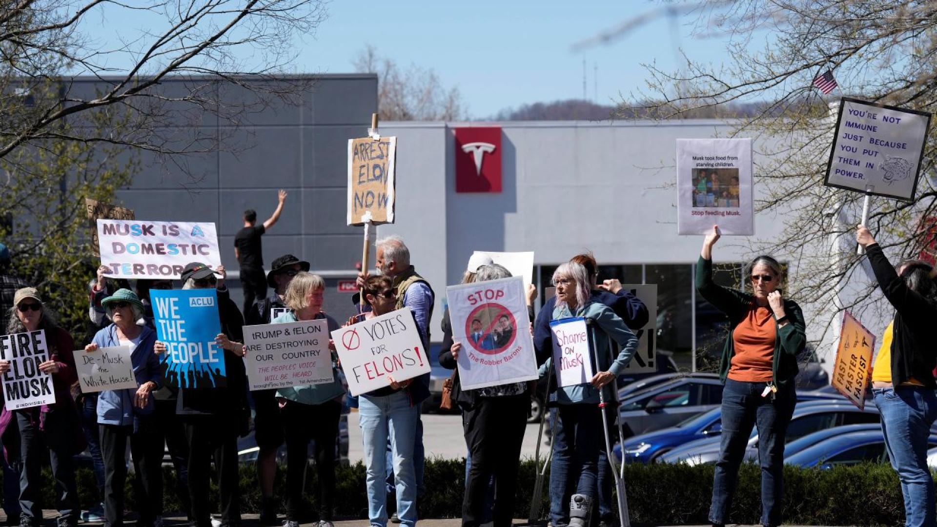 Стотина души се събраха на протест пред представителството на Тесла