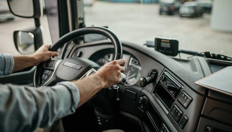 камион - АБСУРД: Камион се заклещи в известен столичен тунел! (СНИМКА)