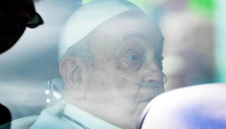 папа франциск - НА РЪБА НА СМЪРТТА: Лекарите обмисляли да спрат лечението на папата!