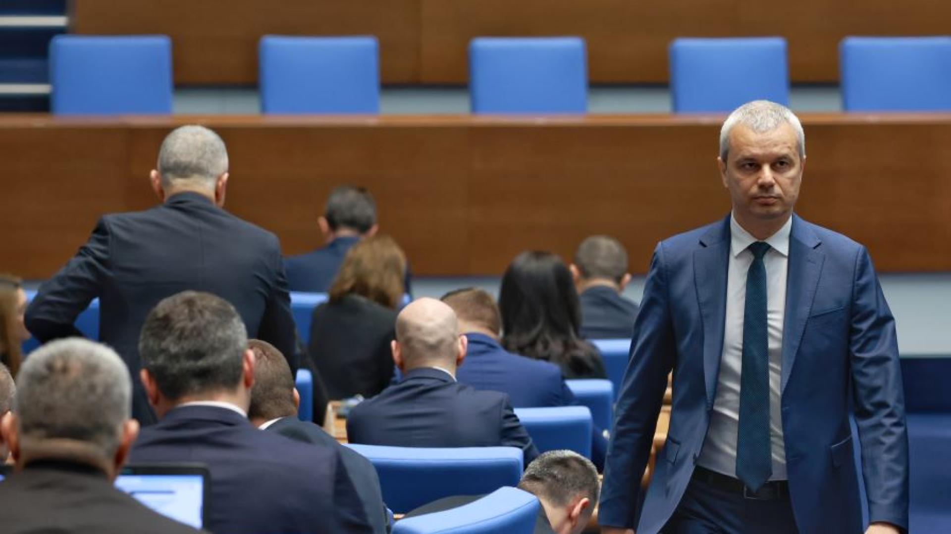 Адвокат Петър Петров от ПГ на Възраждане внесе вота на недоверие