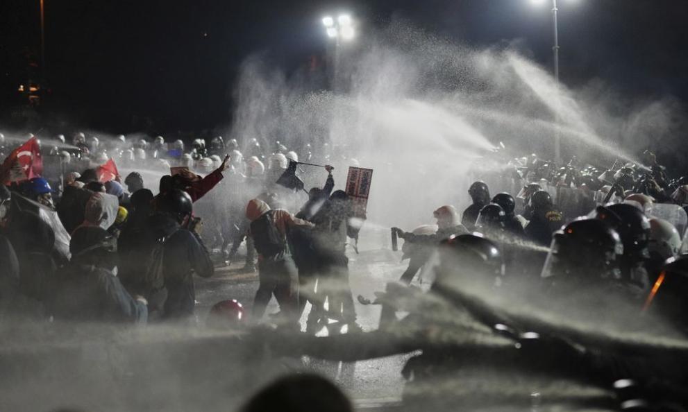 Десетки хиляди протестиращи участваха в демонстрации в цяла Турция, след