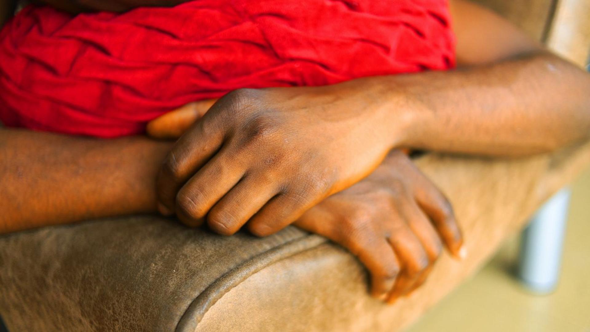 Майка в Северна Нигерия разкрива шокираща традиция докато стиска двегодишното