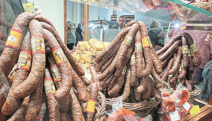 наденица - МАРКЕТИНГОВИ ТАЙНИ: Подмладяват наденицата с вода и олио!