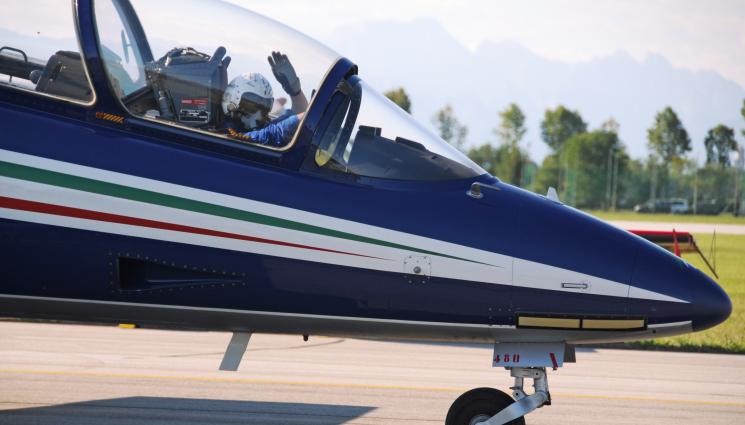 пилот изтребител - Топ пилот загина със стар италиански изтребител по време на авиошоу (ВИДЕО)