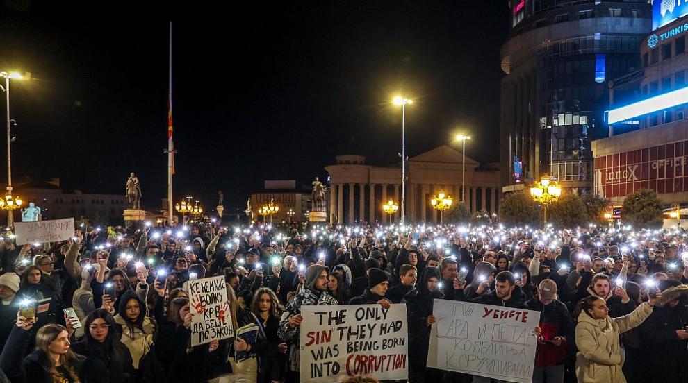 След трагедията в Кочани: Многохиляден протест в Скопие, хората скандират „убийци“