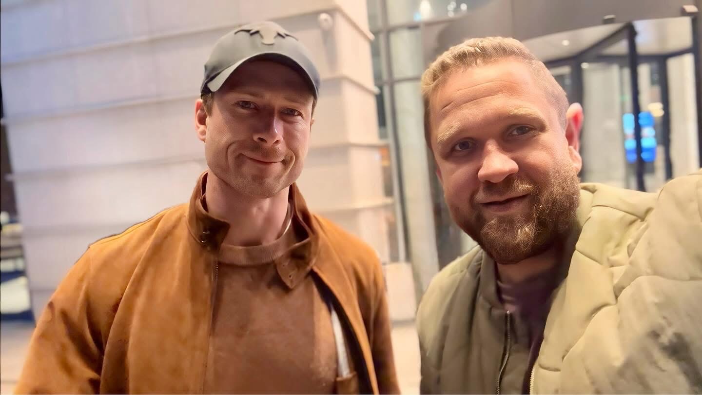 Глен Пауъл с Таси Асенов