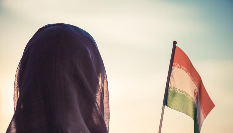 иран жена - Иранка е осъдена на 178 удара с камшик и 18 месеца затвор!