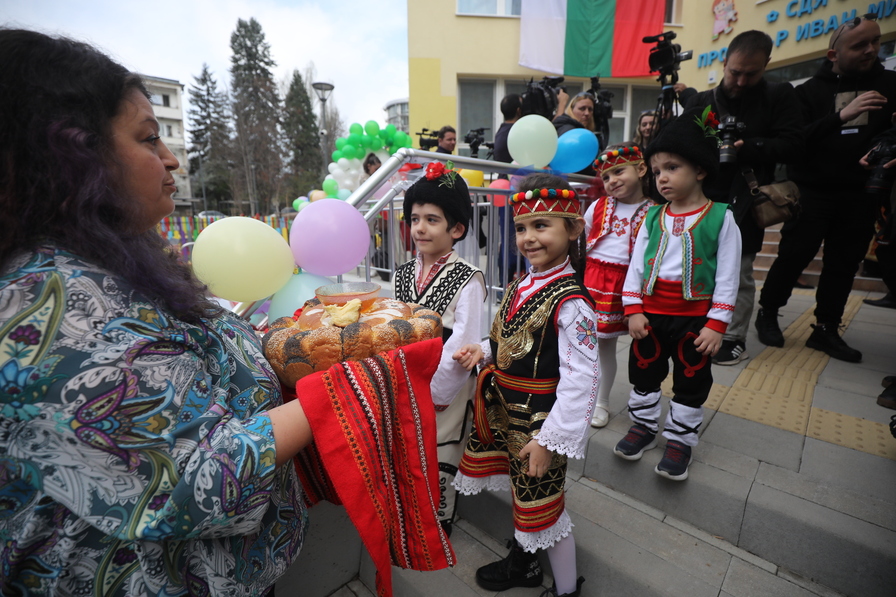 <p>Откриха ясла за 150 деца в столичния район &quot;Изгрев&quot;</p>