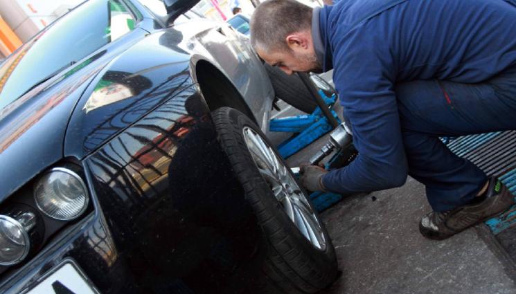 смяна гуми - ГУМИТЕ УДАРИХА стотачка за смяна