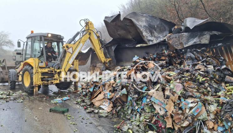 тиробърна - Тир се обърна и запали на пътя за