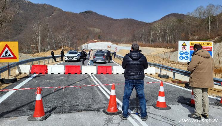 d - БИЯТ СПИРАЧКИ: Гърците затапиха Шенген в Рудозем!