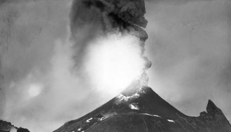 Везувий - ЗЛАТНО ВРЕМЕ: Везувий залива Сан Себастиано с лава