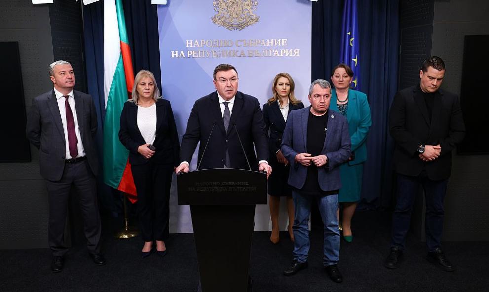 Представители на управляващото мнозинство направиха извънредно съвместно изявление от парламента, в