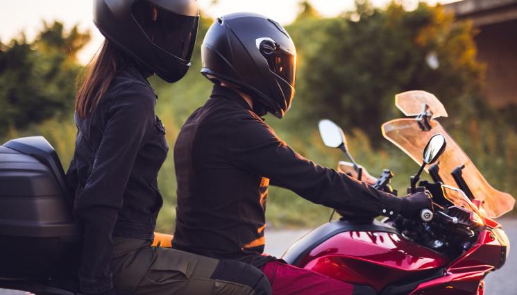 моторист - САМОУБИЕЦ: Моторист бяга от ченгетата с 200 км в час!