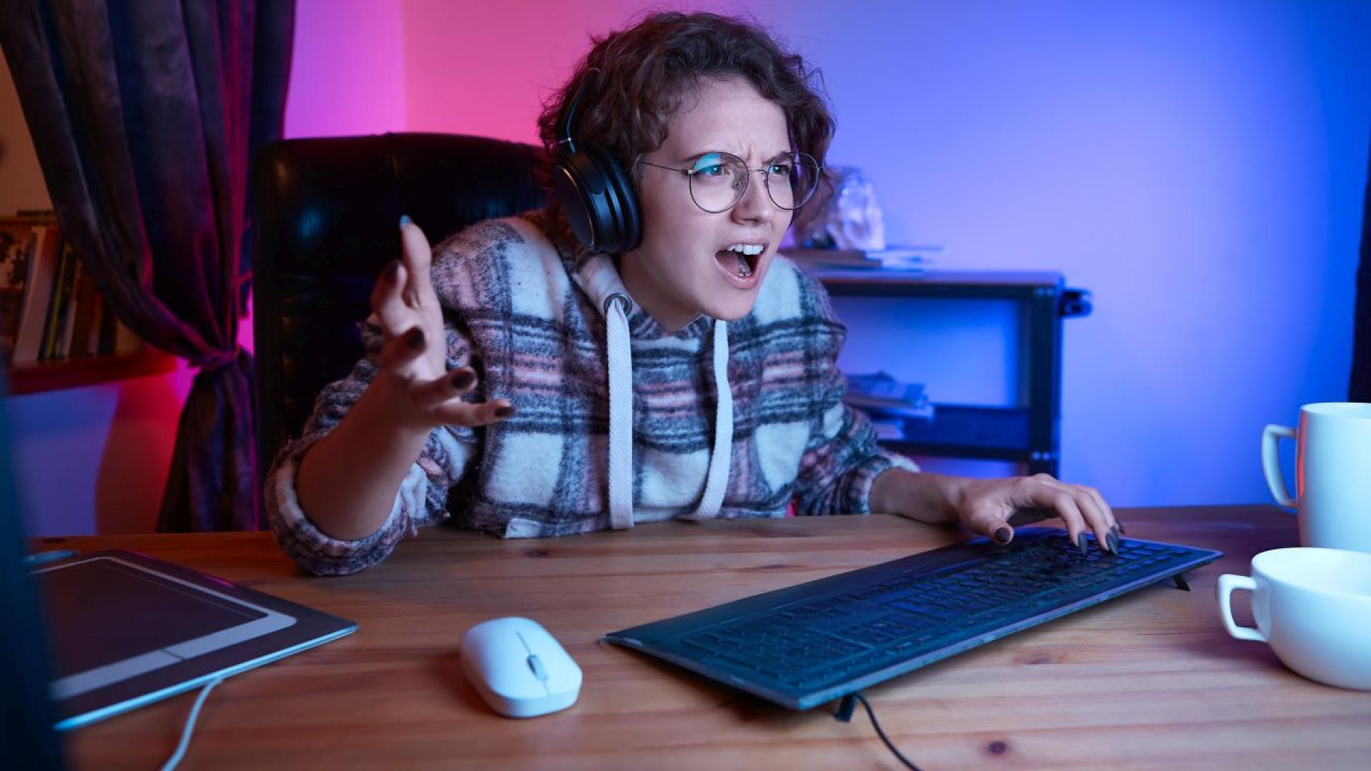 Три тийнейджърки нападнали майка си с кухненски ножове защото тя