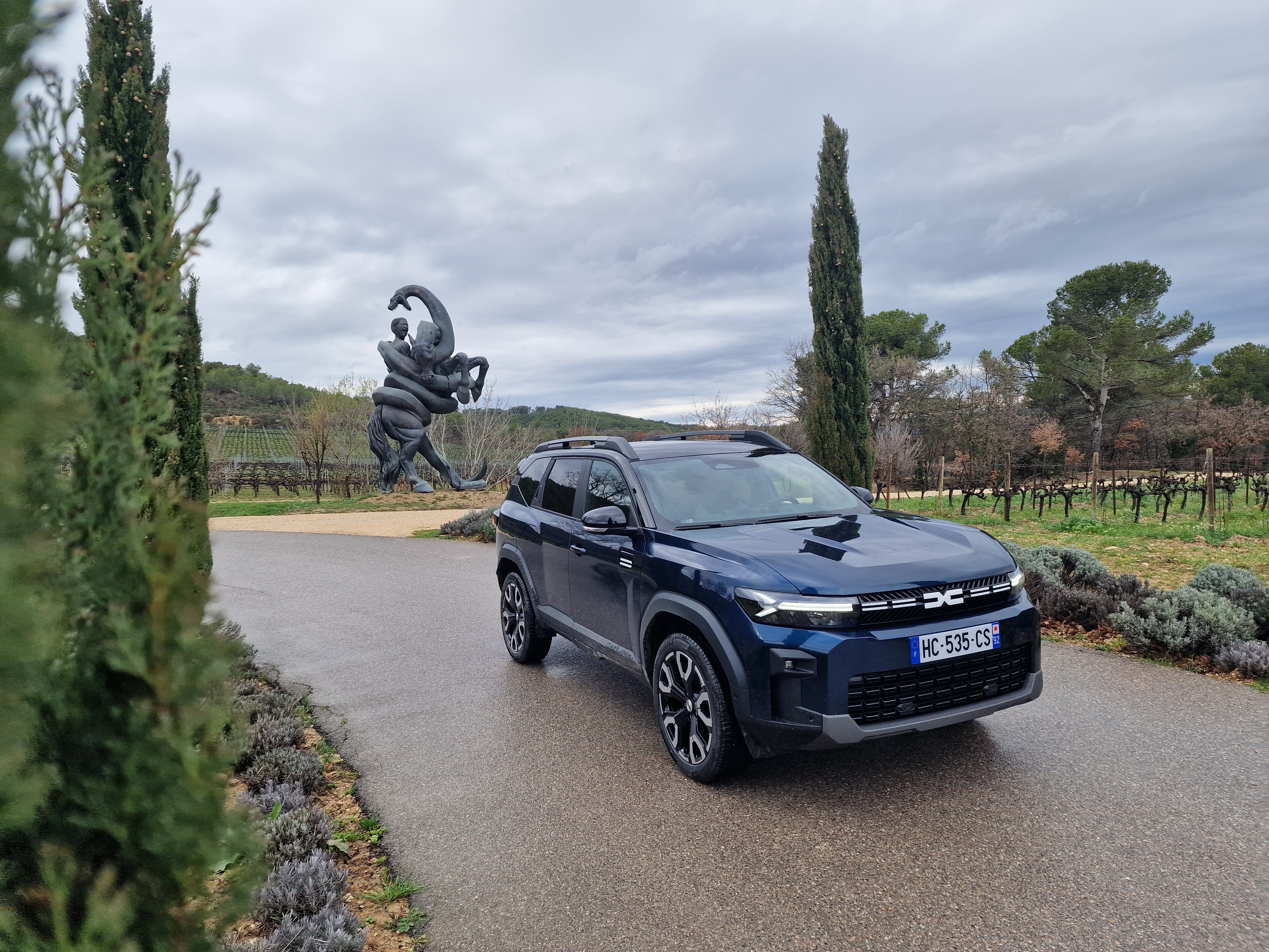 Това е най-големият, най-мощният, най-луксозният и най-скъп модел на Dacia до момента. „Най-скъп“ тук e за кликбайт, защото по-правилното е да се каже, че това е най-евтиният модел в C-SUV сегмента