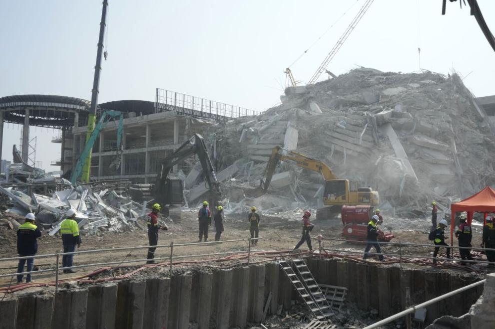 Спасители са открили признаци на живот под развалините на небостъргача в