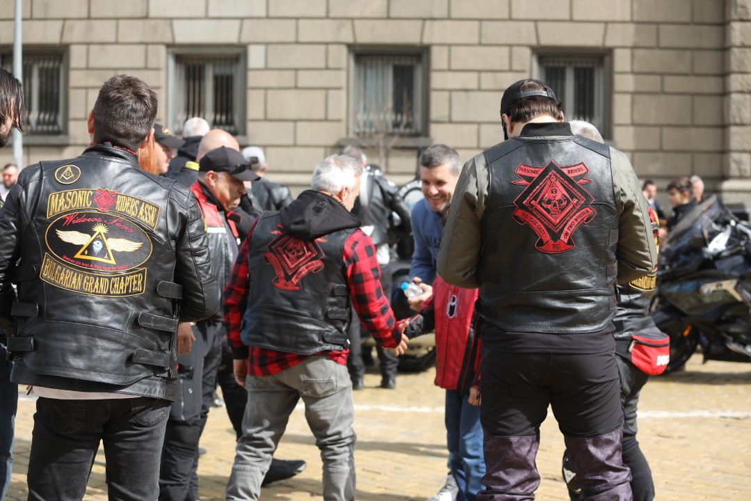 <p>Днес официално се дава стартът на мотосезона. Шествието тръгна от площад &bdquo;Княз Александър I&ldquo; тази сутрин с рев на мотори и рок музика и ще премине през основни булеварди по пътя си към резиденция &bdquo;Бояна&rdquo;.</p>