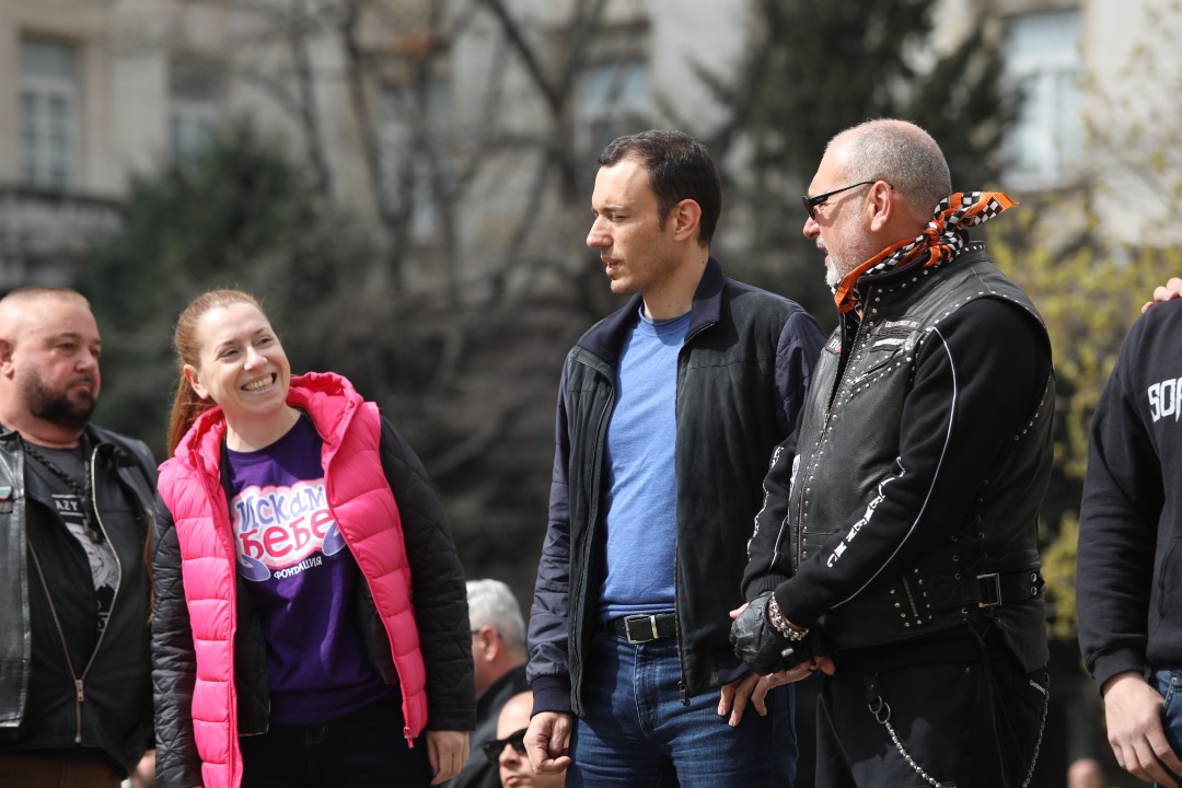 <p>Днес официално се дава стартът на мотосезона. Шествието тръгна от площад &bdquo;Княз Александър I&ldquo; тази сутрин с рев на мотори и рок музика и ще премине през основни булеварди по пътя си към резиденция &bdquo;Бояна&rdquo;.</p>