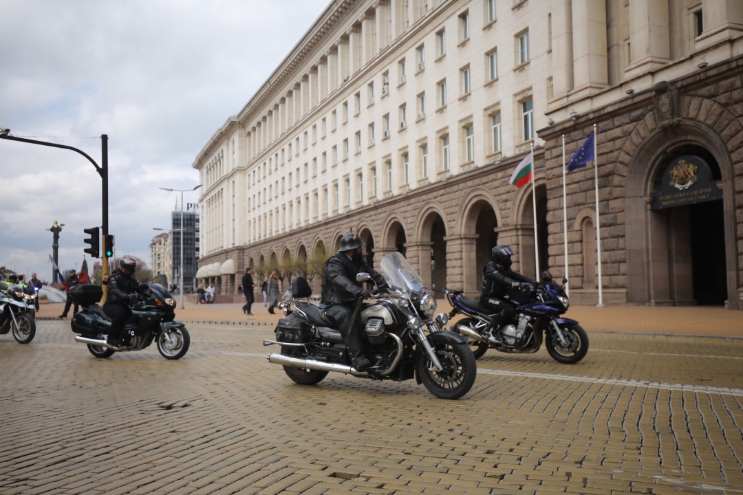 <p>Днес официално се дава стартът на мотосезона. Шествието тръгна от площад &bdquo;Княз Александър I&ldquo; тази сутрин с рев на мотори и рок музика и ще премине през основни булеварди по пътя си към резиденция &bdquo;Бояна&rdquo;.</p>