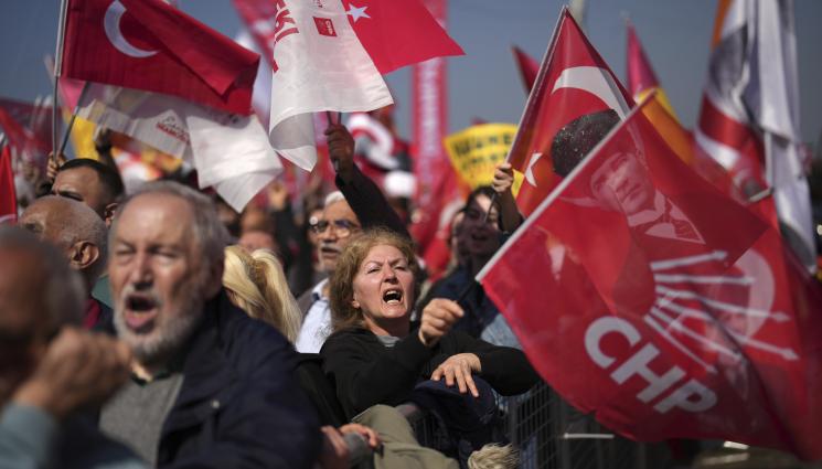 протест Турция - ХАОС В ИСТАНБУЛ: 52 000 полицаи хвърлени срещу протестиращи на Първи май! (СНИМКИ+ВИДЕО)