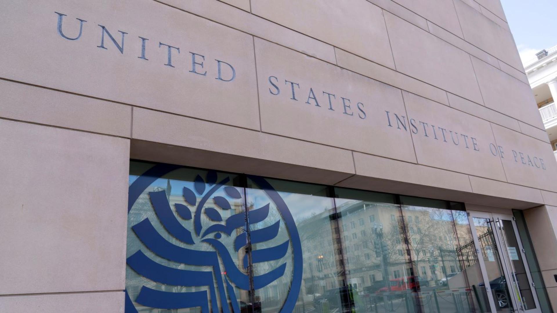 Повечето от служителите на американския Институт за мир създаден от