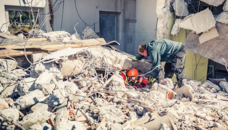 земетресение - 50 ЧАСА СЛЕД ТРУСА В МИАНМАР: Извадиха оцелели изпод развалините!