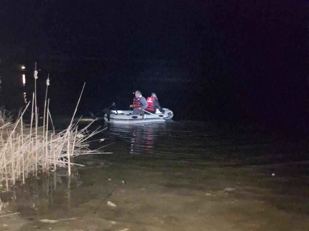 Оказаха помощ на ранен лебед в Тревненското езеро