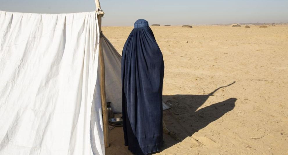 Афганистанската бежанка Зархона Хамиди дава уроци по изработка на модни