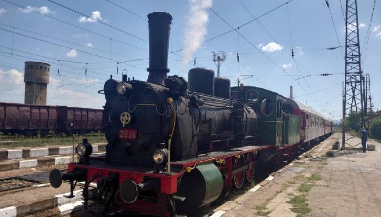 БДЖ парен локомотив - ЗА ЛАЗАРОВДЕН: БДЖ вади най-стария си парен локомотив