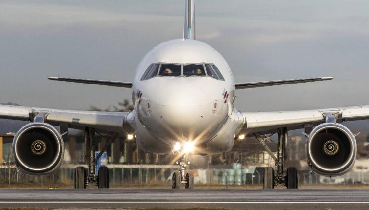 Airbus A320 - Камион се заби в пътнически самолет в Париж (СНИМКИ)