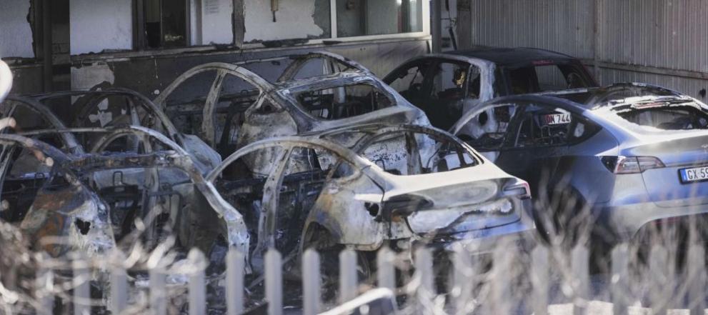 Най-малко 17 автомобила Tesla са били унищожени при пожар в автокъща