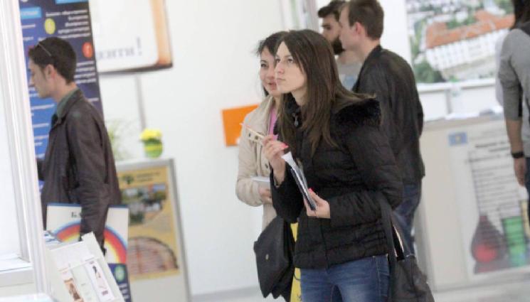 ученици - РЕШЕНО: След постановена дискриминация - и тройкаджии ще учат за магистри