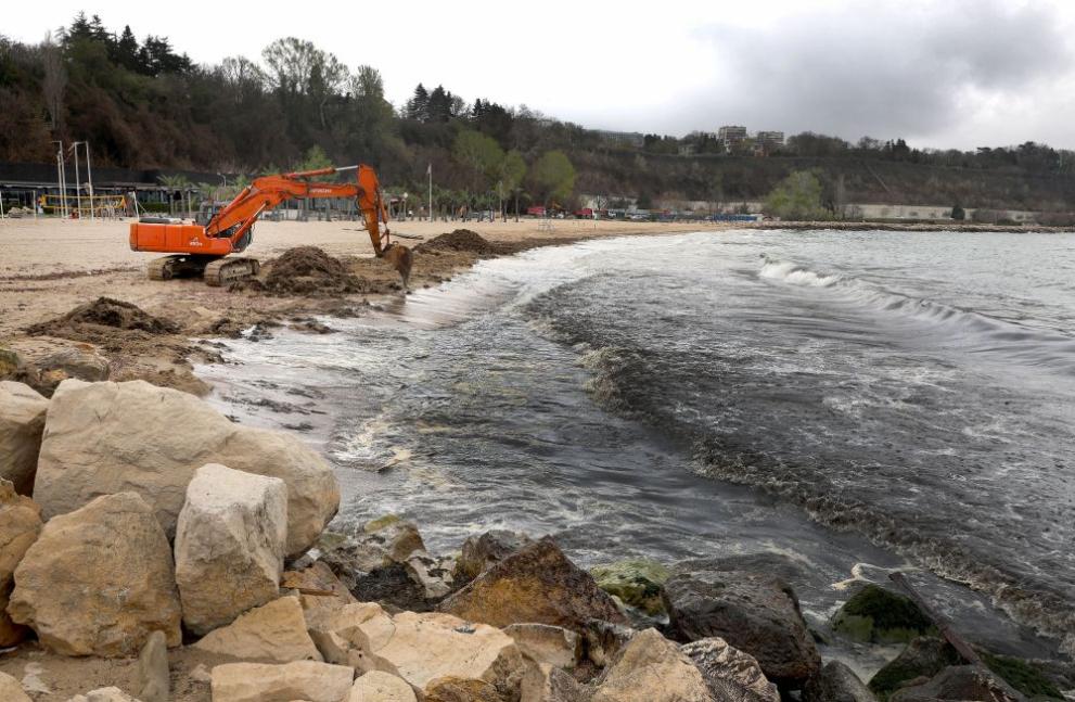 Замърсяването с мазут между втора и трета буна във Варна
