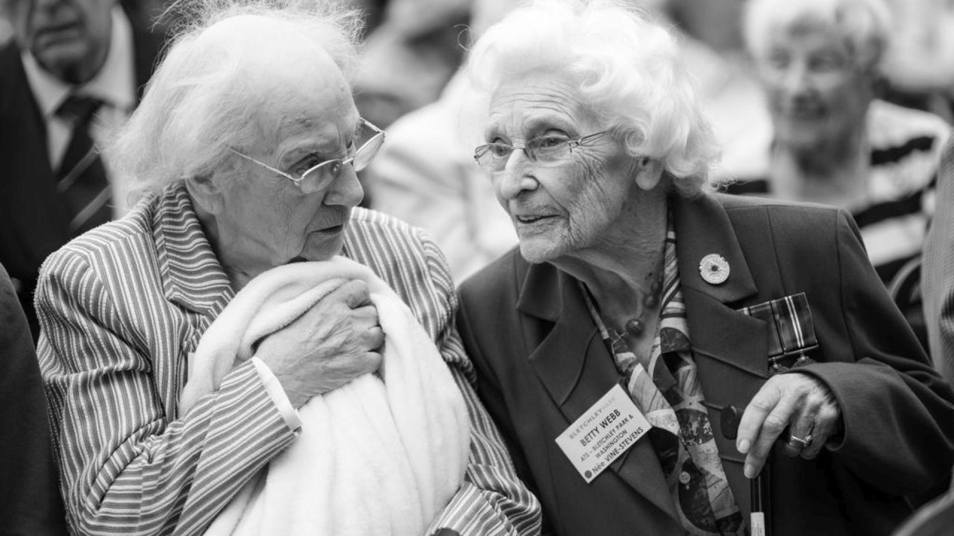 Награден разбивач на кодове от Втората световна война който прекарва